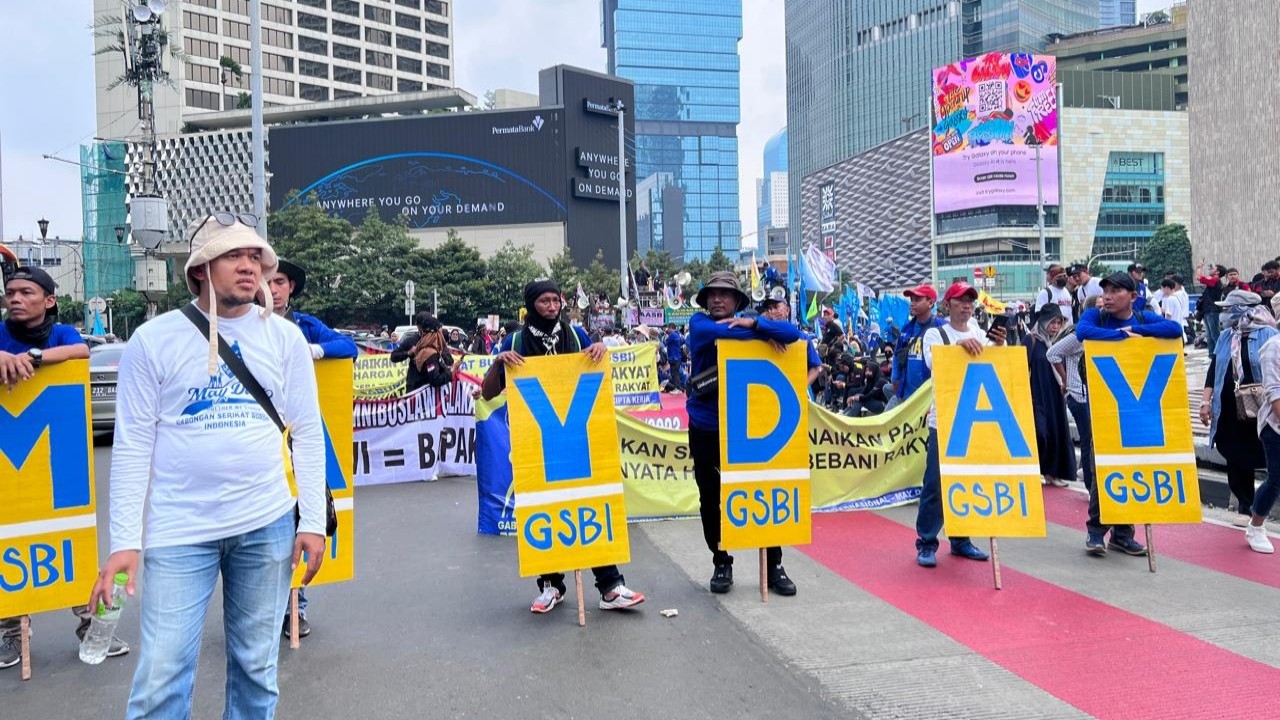 Buruh merayakan May Day di Bundaran HI.