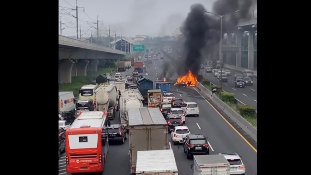 Mobil terbakar di Jalan Tol Jakarta-Cikampek. (Instagram)