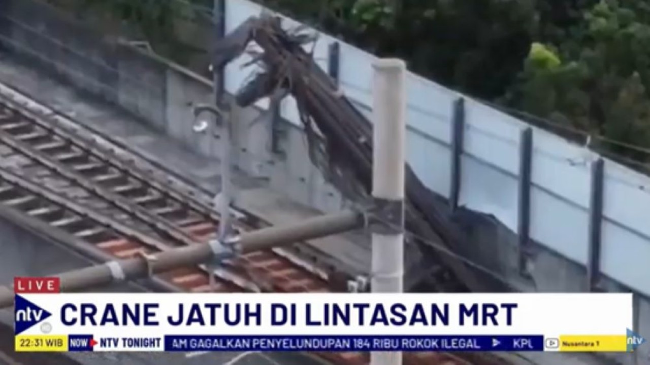 Besi crane jatuh di lintasan MRT Jakarta