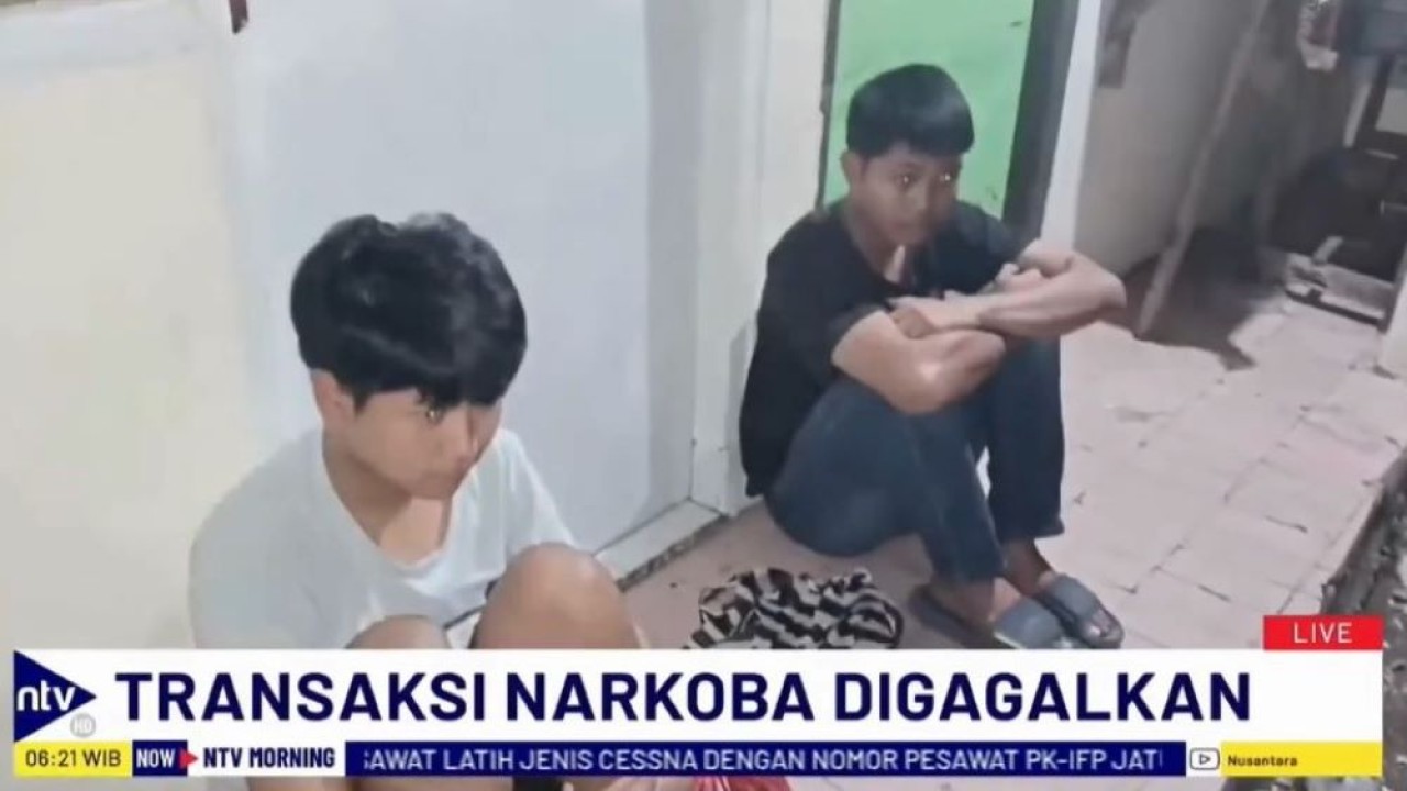 Dua pemuda yang terbukti sedang melakukan transaksi narkoba di kawasan Pondok Bambu, Duren Sawit, Jakarta Timur, ditangkap.