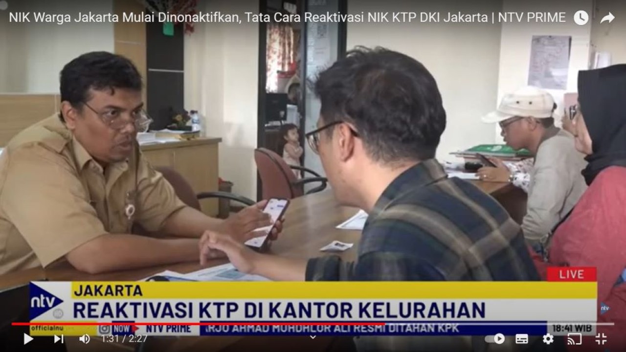 Petugas Dinas Dukcapil di Kelurahan melayani warga yang ingin mengaktifkan kembali NIK KTP nya