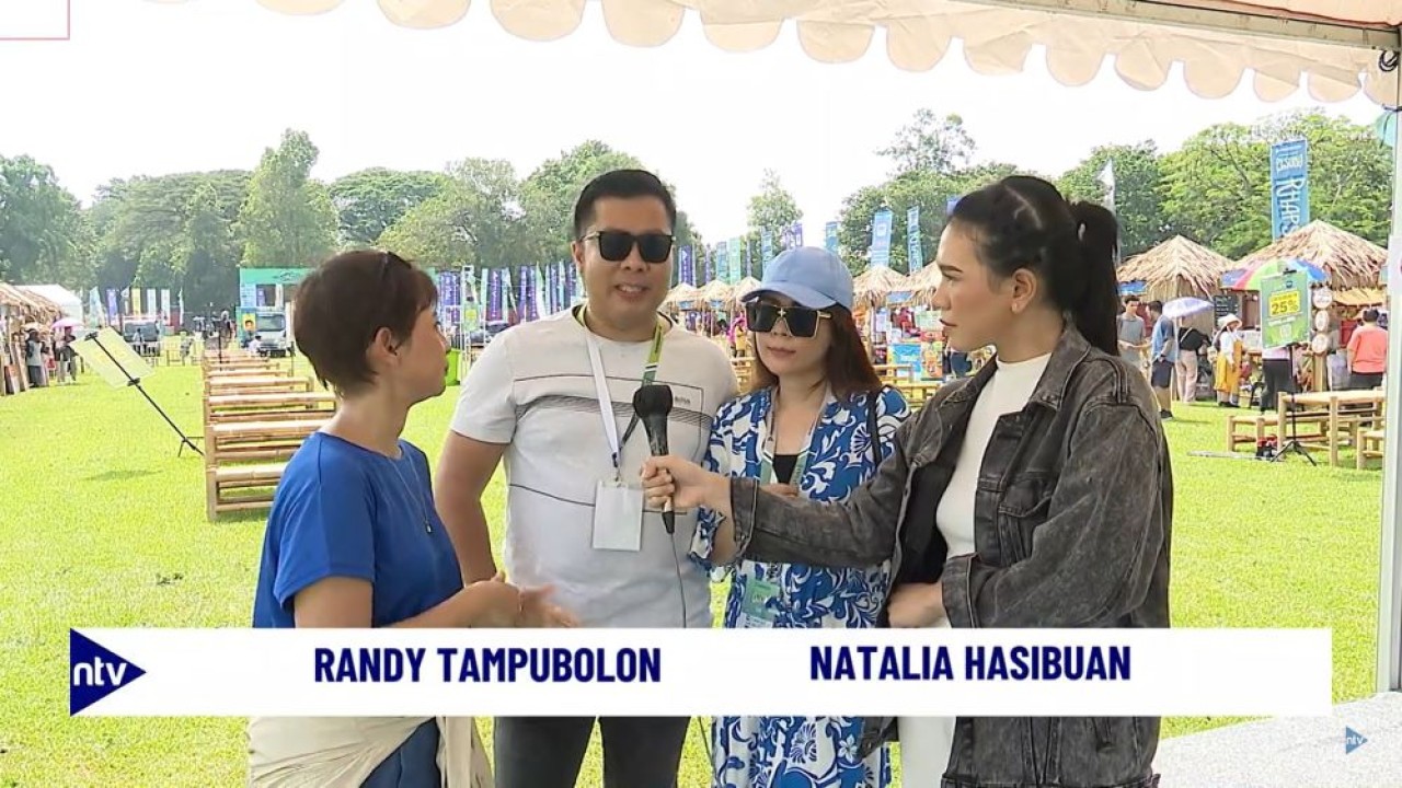 Direktur NusantaraTV Randy Tampubolon dan istri Natalia Hasibuan saat berbincang dengan presenter Chakry Miller dan jurnalis NTV Elisa Sinaga di lokasi acara Grand Launching NusantaraTV di Candi Prambanan