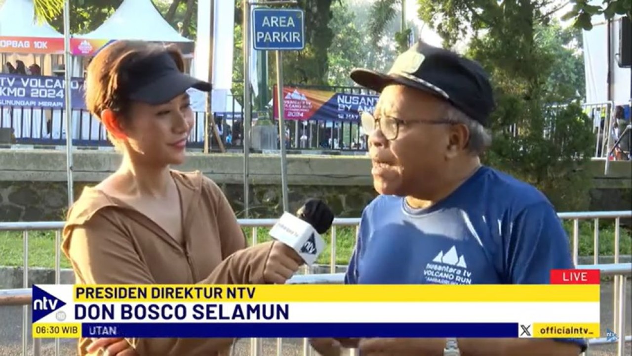 Direktur NusantaraTV Don Bosco Selamun (kanan) turut berpartisipasi dalam lomba lari NusantaraTV Volcano Run by Ambarrukmo 2024