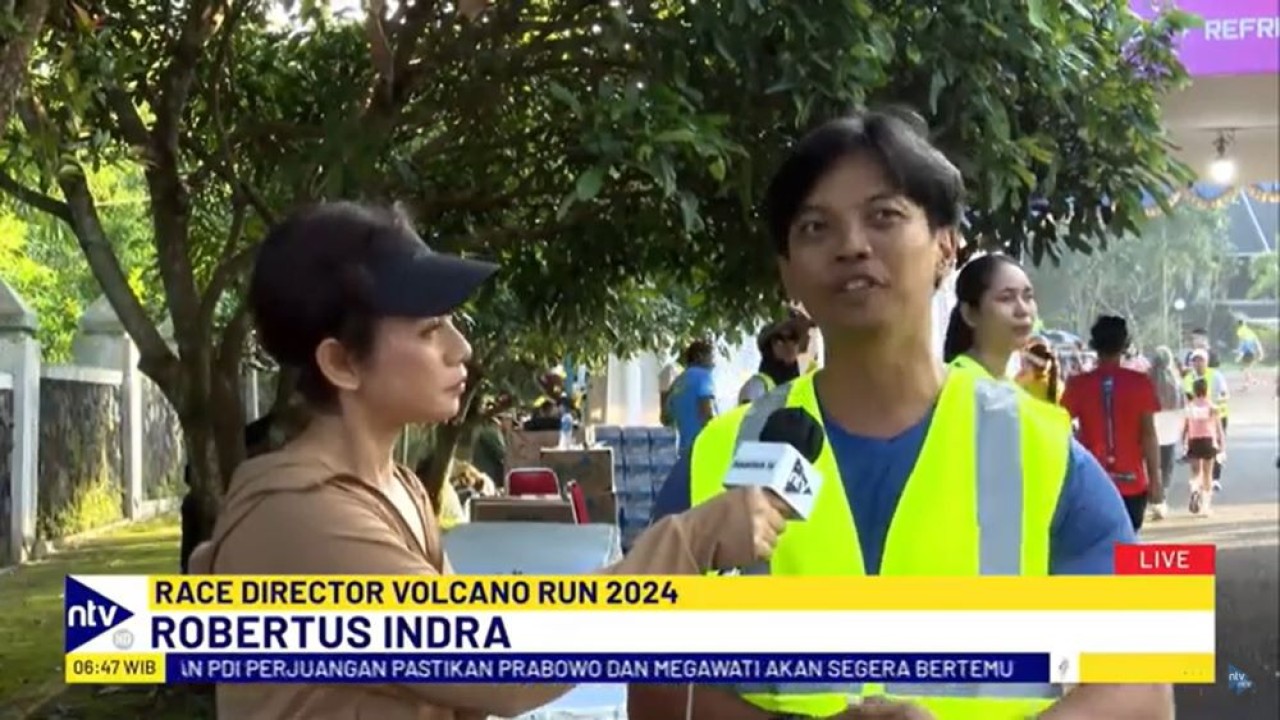 Race Director Nusantara TV Volcano Run by Ambarrukmo, Robertus Indra (kanan) saat diwawancara presenter NusantaraTV, Chakry Miller, di lokasi lomba.