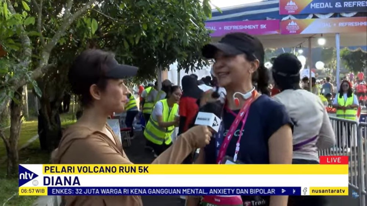 Diana (kanan) peserta NusantaraTV Volcano Run 2024 yang berhasil mencapai finis