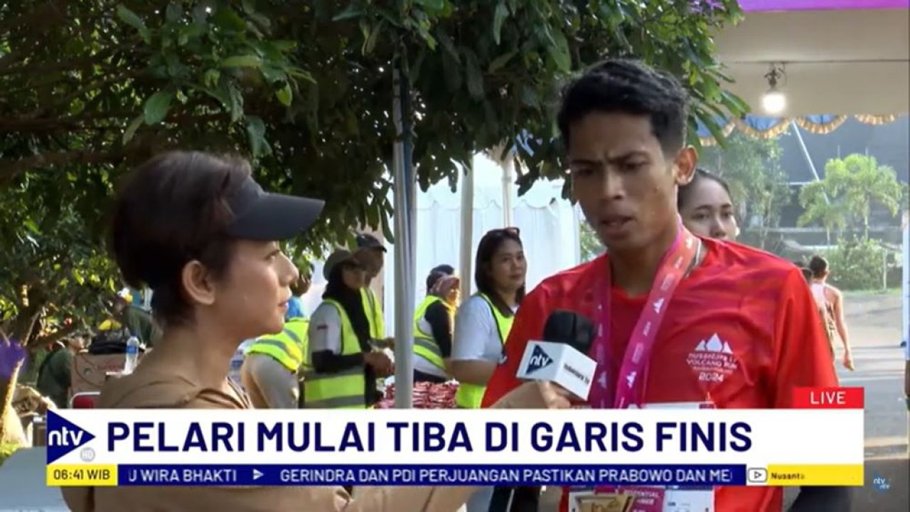Elisar Gamasi (kanan) pemenang kategori 5K lomba lari marathon NusantaraTV Volcano Run 2024 di lereng Gunung Merapi, Yogyakarta