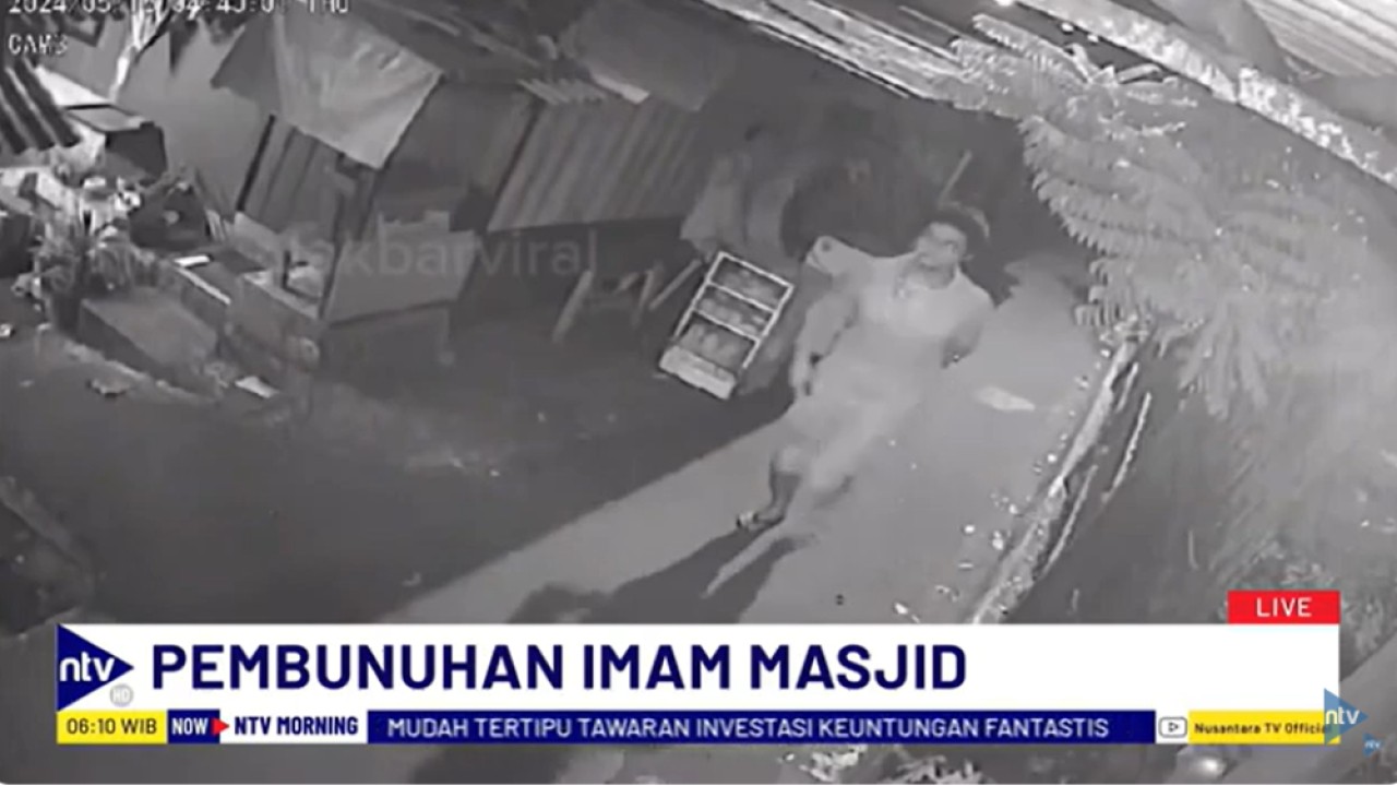 Rekaman CCTV menunjukkan detik-detik kaburnya seorang pemuda yang diduga sebagai pembunuh imam mushola di Kebun Jeruk Jakbar
