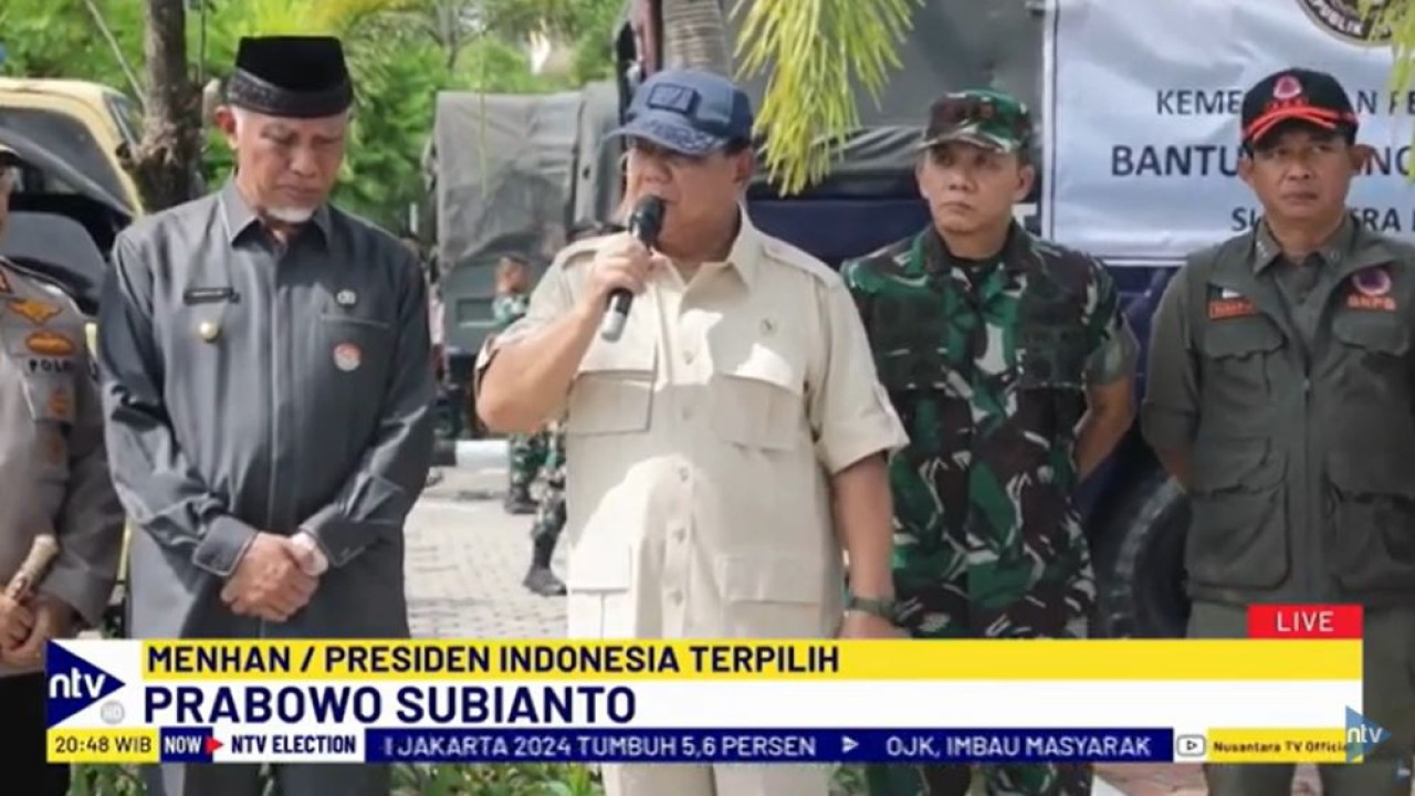 Prabowo Subianto menyerahkan bantuan kepada para korban bencana banjir bandang dan lahar dingin di Sumbar