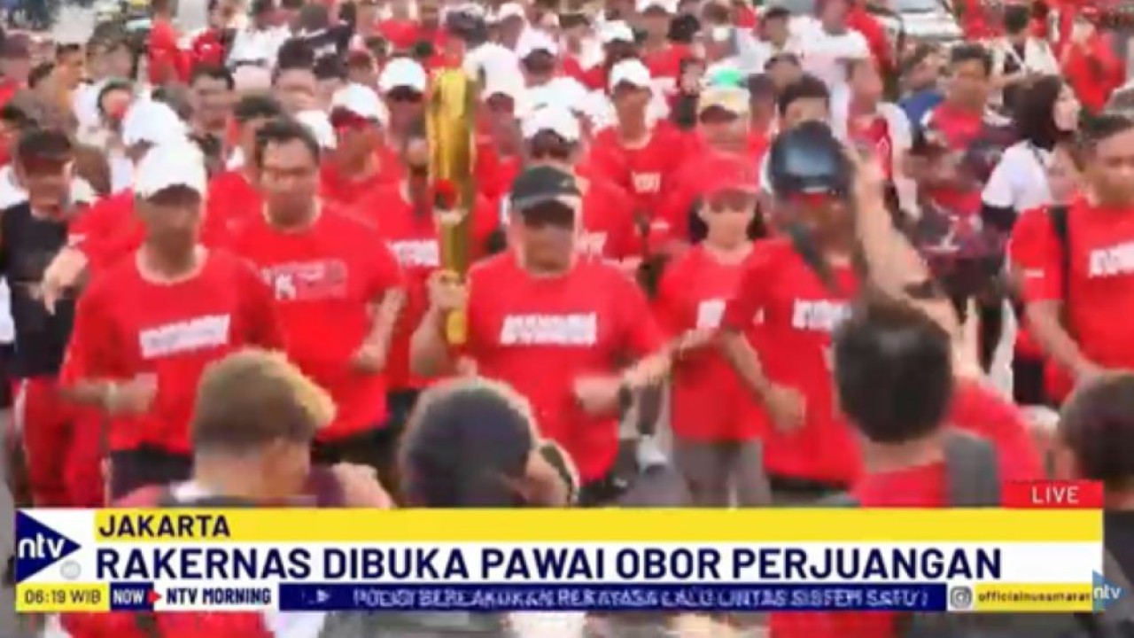 Sekjen PDIP Hasto Kristiyanto memimpin pawai obor perjuangan jelang Rakernas PDI Perjuangan di Ancol, Jakarta