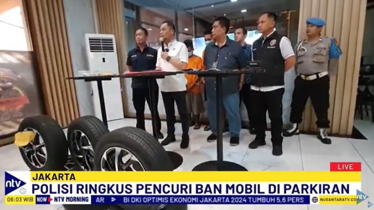 Polres Metro Jakarta Utara meringkus dua pria berinisial AMP (25) dan SHL (47) yang terlibat aksi pencurian ban mobil yang sedang parkir pada dua lokasi di Jakarta, yakni parkiran ITC Cempaka Mas dan RSUD Koja.