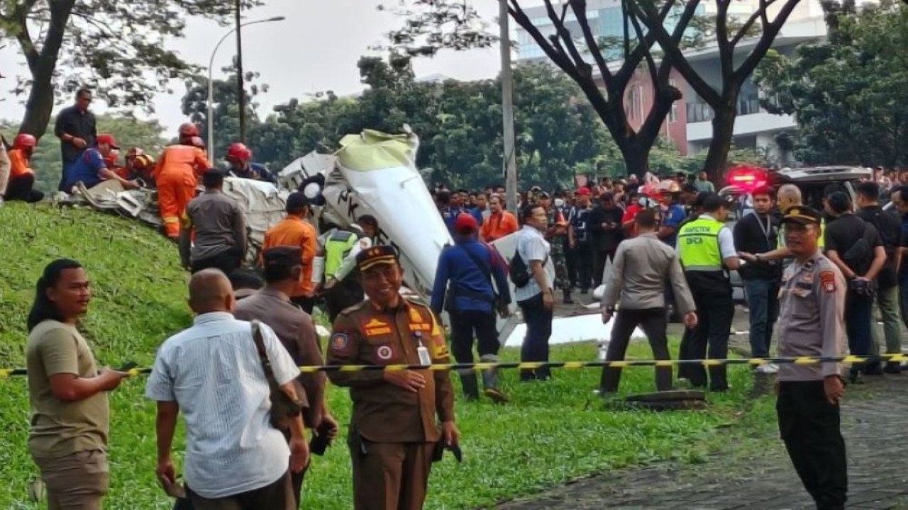 Sejumlah petugas dari Tim SAR gabungan melakukan evakuasi pesawat yang terjatuh di kawasan BSD Tangerang, Selatan. (Foto: ANTARA/Azmi Samsul Maarif)