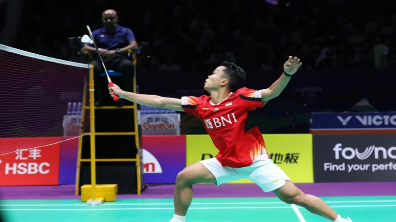 Anthony Sinisuka Ginting harus mengakui ketangguhan wakil tuan rumah Shi Yu Qi di partai pertama final Piala Thomas 2024, Minggu (5/5/2024). (Foto: Humas PBSI)