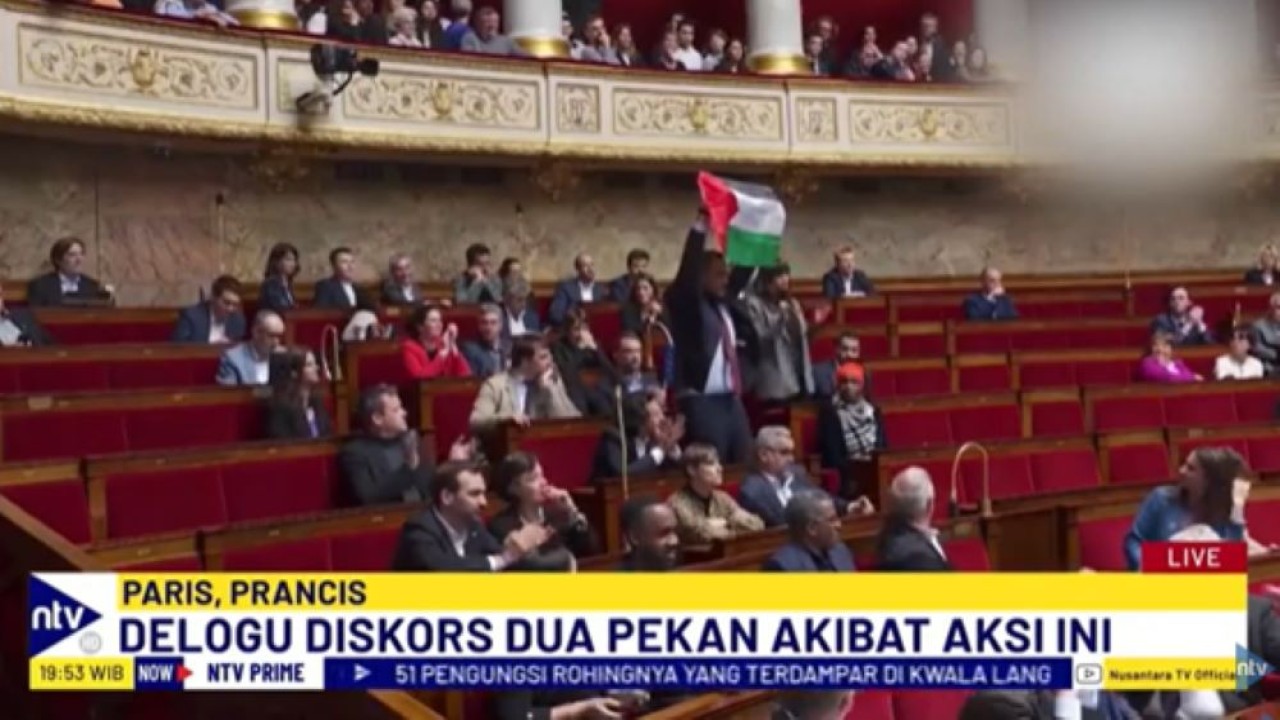 Anggota parlemen Prancis membentangkan bendera Palestina saat berdebit sengit soal pengakuan terhadap negara Palestina.
