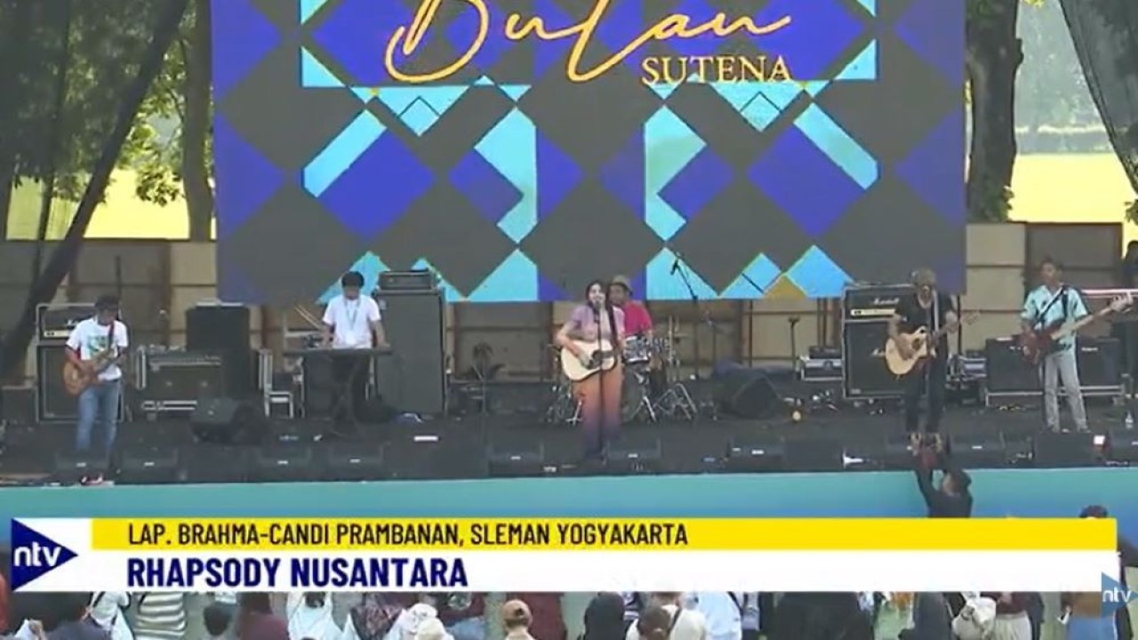 Panggung Rhapsody Nusantara dibuka dengan penampilan penyanyai Bulan Sutena.