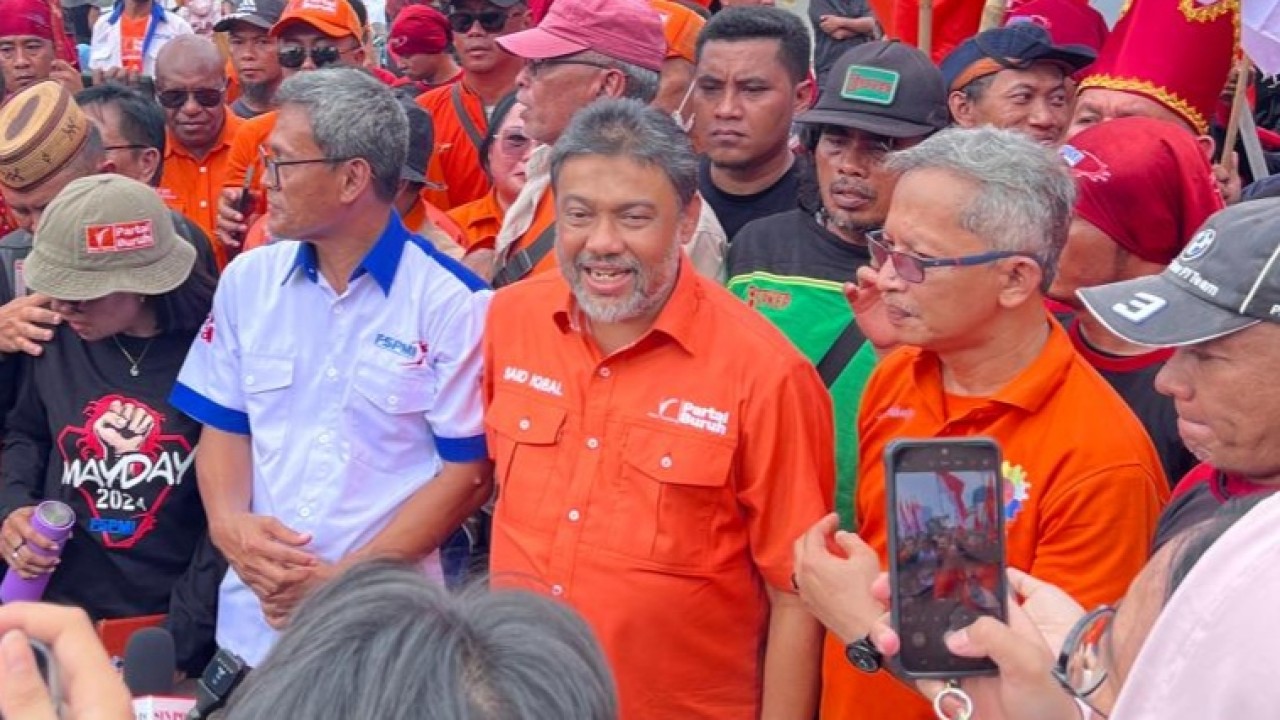 Presiden Partai Buruh yang juga Presiden Konferensi Serikat Pekerja Indonesia (KSPI) Said Iqbal (tengah).