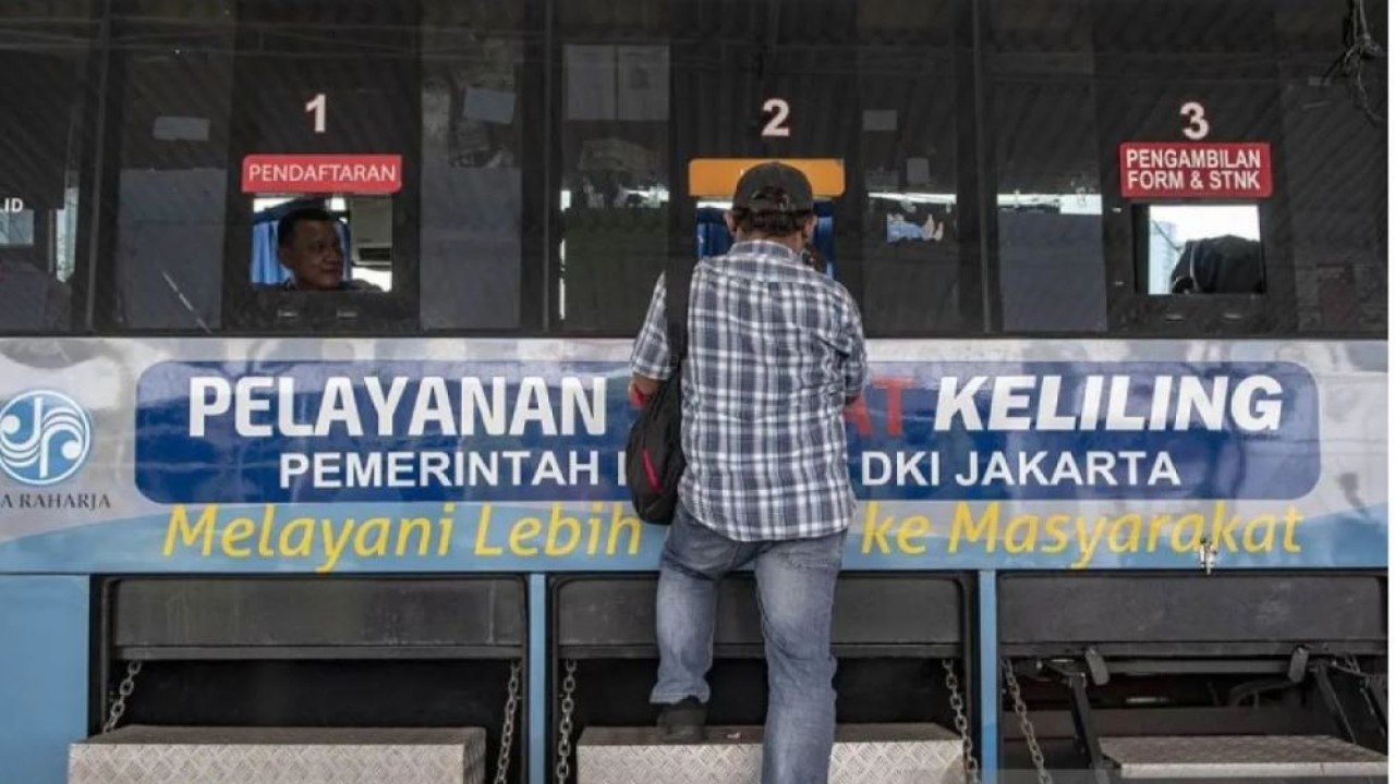 Pemilik kendaraan melakukan pembayaran pajak kendaraan bermotor di Pelayanan Samsat Keliling, Polda Metro Jaya, Jakarta, Senin (26/6/2023). (Foto: Muhammad Adimaja/hp/aa/ANTARA Foto)