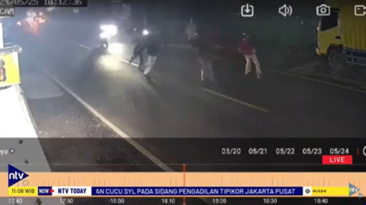 Dua kelompok diduga pelajar terlibat tawuran dengan menggunakan senjata tajam di jalan raya di Sumedang