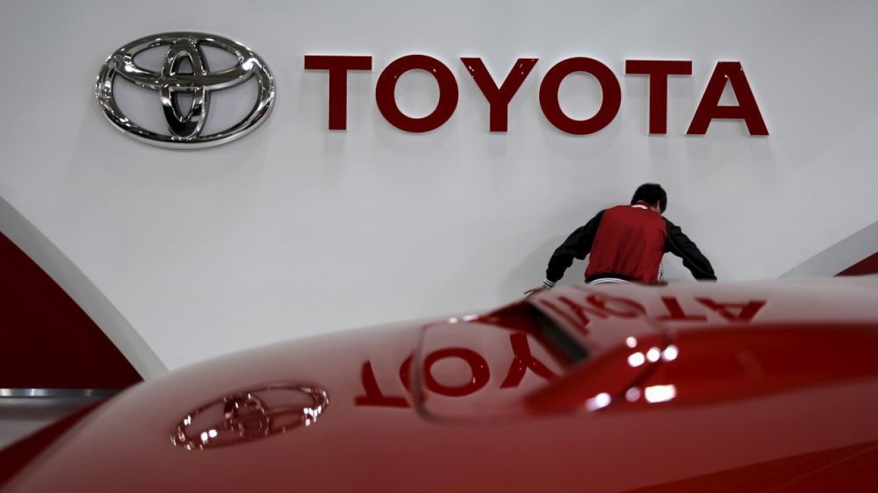 Seorang karyawan bekerja di bawah logo Toyota Motor Corp di showroom perusahaan tersebut di Tokyo, Jepang, 5 Februari 2016. (Foto: Reuters)