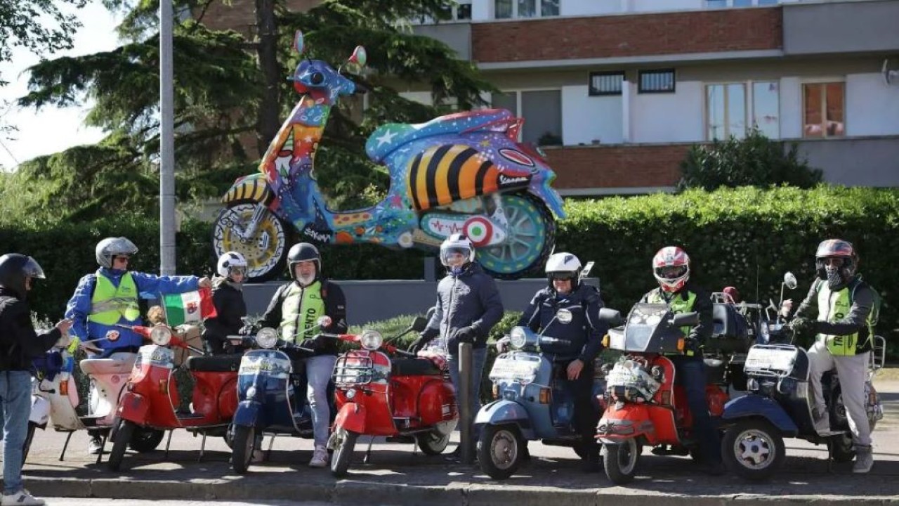 Vespa World Days menyambut lebih dari 20.000 penggemar di Italia. (Foto: RideApart)