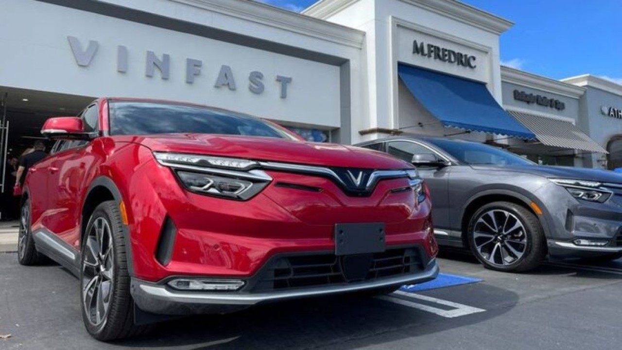 Kendaraan listrik VinFast diparkir sebelum dikirim ke pelanggan pertamanya di sebuah gerai di Los Angeles, California, Amerika Serikat, 1 Maret 2023. (Foto: Dok/Lisa Baertlein/Reuters)
