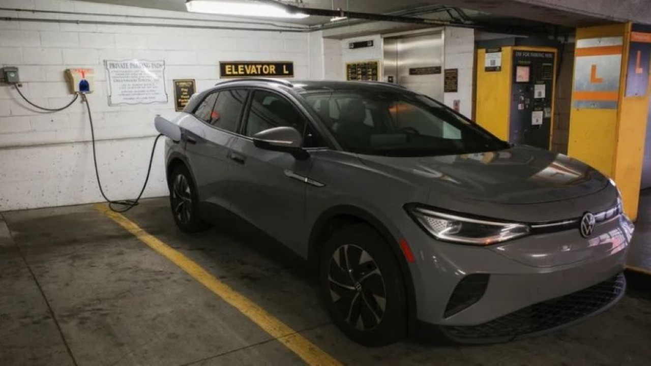 Kendaraan listrik Volkswagen ID.4 mengisi daya di stasiun pengisian EV di dalam garasi parkir milik Kota Baltimore, di Baltimore, Maryland, AS, 23 Maret 2023. (Foto: Dok/Bing Guan/Reuters)