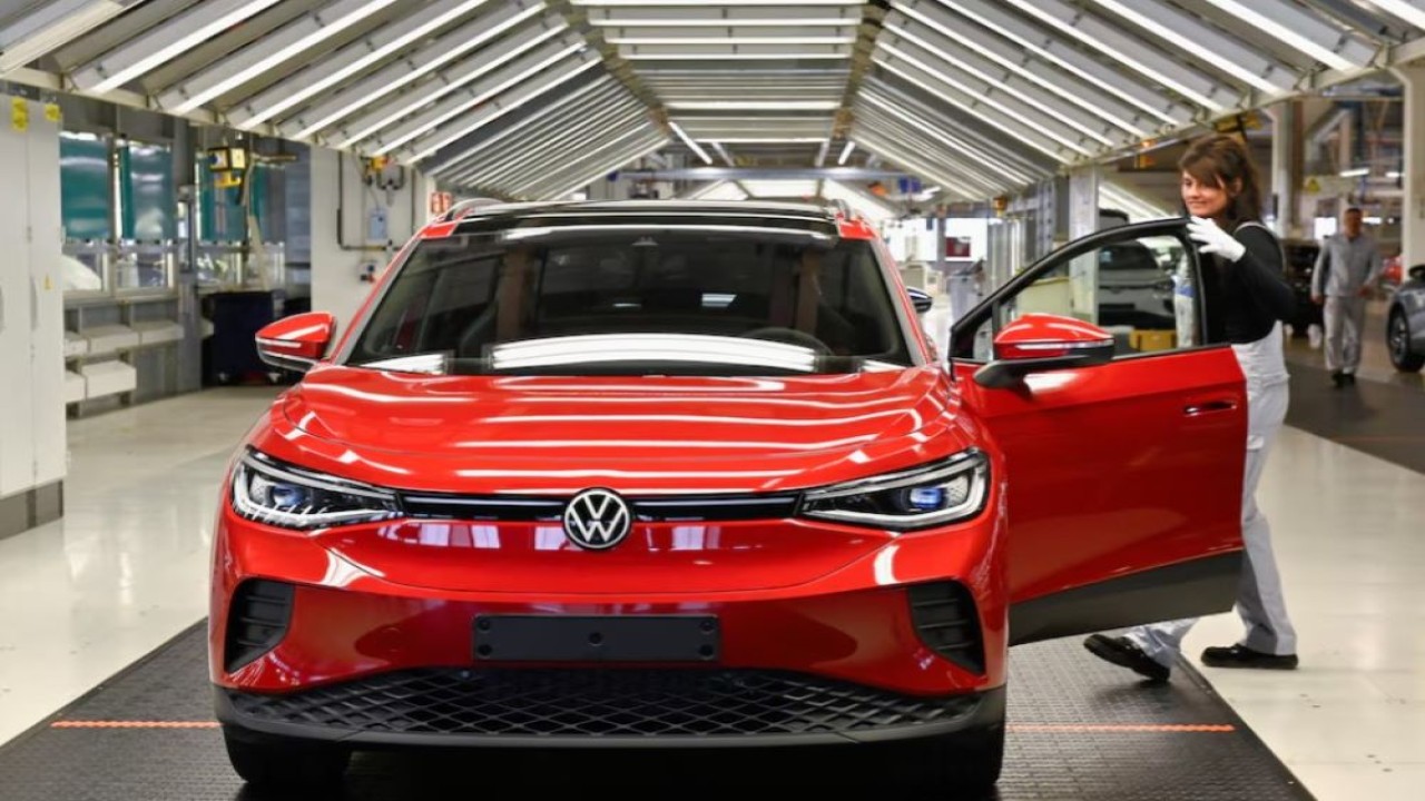 Seorang teknisi sedang mengerjakan pemeriksaan akhir mobil listrik ID.4 di pabrik produksi Grup Volkswagen di Zwickau, Jerman, 26 April 2022. (Foto: Dok/Matthias Rietschel/Reuters)