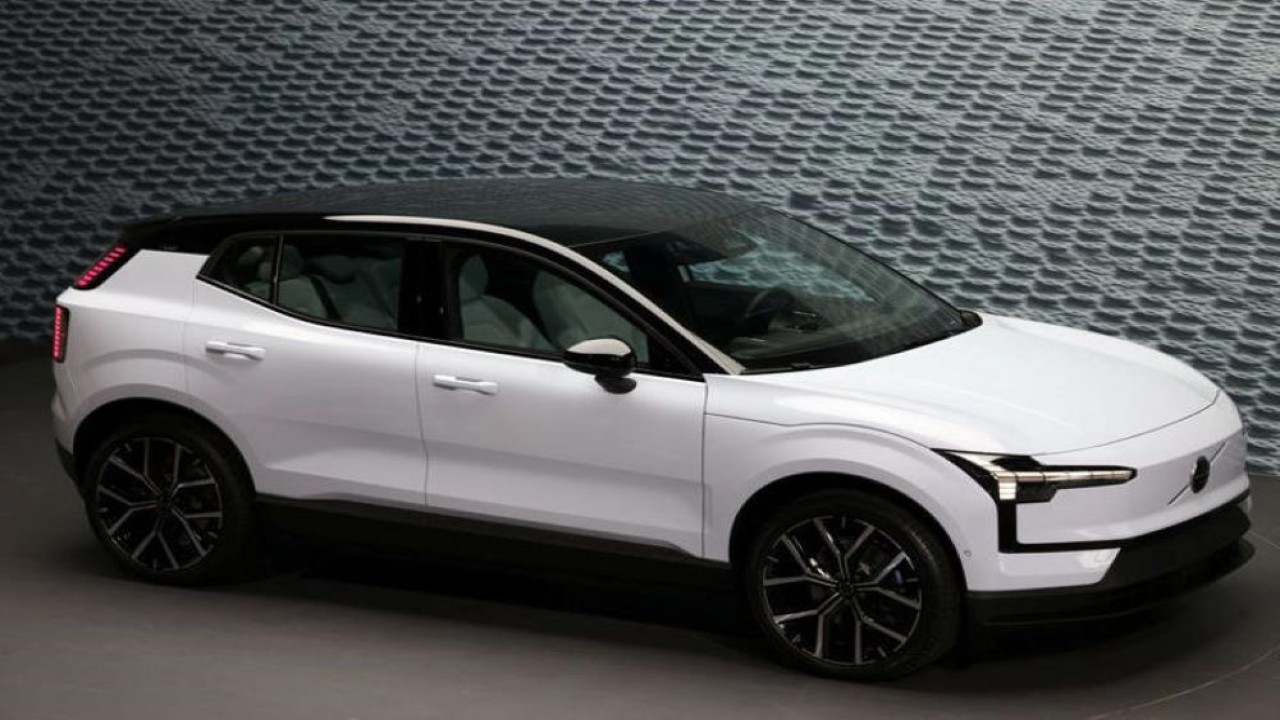 Volvo memperkenalkan kendaraan SUV kecil full-electric Volvo EX30 baru mereka dalam sebuah acara di Milan, Italia, oada 7 Juni 2023. (Foto: Dok/Claudia Greco/Reuters)