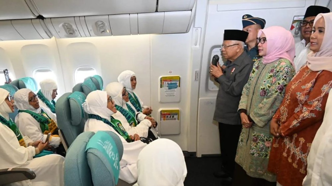 Wakil Presiden KH Ma'ruf Amin melepas keberangkatan jamaah haji kloter pertama Embarkasi Aceh (BTJ-01) di Bandara Sultan Iskandar Muda, Blang Bintang, Aceh Besar. (Foto: Humas Kemenag)