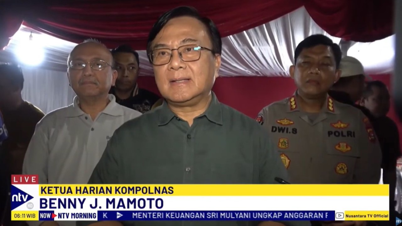 Rombongan Kompolnas yang dipimpin langsung Ketua Harian Irjen Pol (Purn) Benny Jozua Mamoto mendatangi TKP tewasnya Afif Maulana di Jembatan Kuranji, Kota Padang, Sumatera Barat.