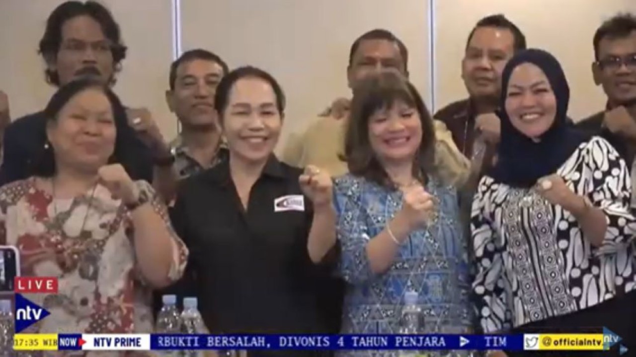 Ketua Umum Apindo Shinta W Kamdani (kedua kanan) dan Presiden KSBSI Elly Rosita Silaban (kedua kiri) usai menggelar konferensi pers kompak menolak pemberlakuan Tapera/tangkapan layar NTV
