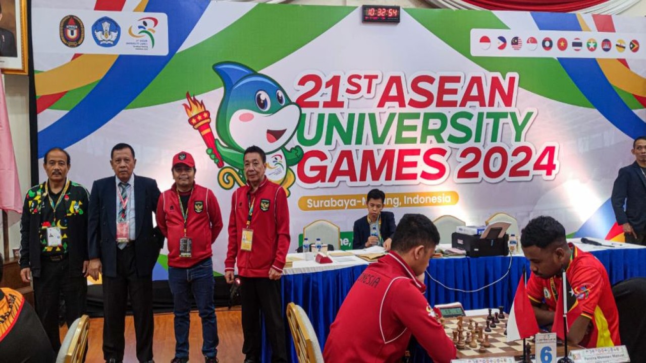 CDM Kontingen Indonesia Del Asri (memakai topi merah) meninjau venue Catur ASEAN University Games 2024 di Kampus UPN Veteran Surabaya/istimewa
