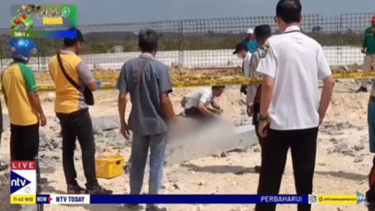 Jenazah Asmiran pekerja yang tewas akibat tertimpa tiang pancang beton di Blora dievakuasi oleh aparat kepolisian dari lokasi kejadian/tangkapan layar NTV