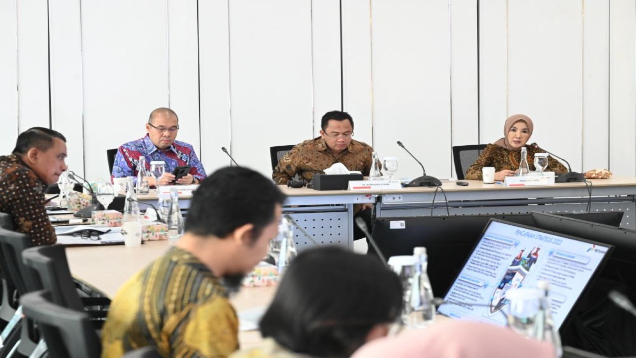Direktur Utama Pertamina Nicke Widyawati saat memberikan pemaparan pada Rapat Umum Pemegang Saham (RUPS) Tahunan Pertamina di Lantai 21 Kementerian BUMN, Jakarta, Senin (10/06/2024)/istimewa