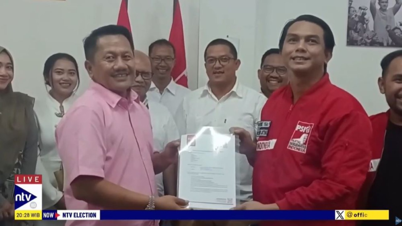 Crazy Rich asal Grobogan, Jawa Tengah, Joko Suranto mengambil formulir pendaftaran sebagai calon gubernur Jawa Tengah melalui DPW PSI Jawa Tengah.