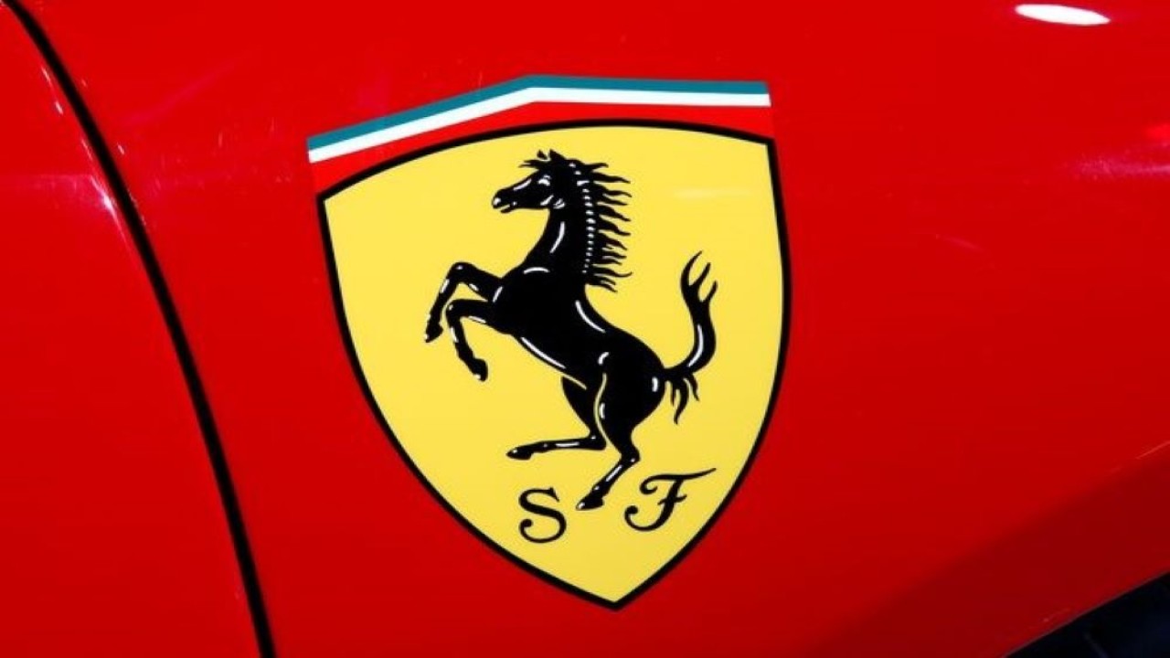 Logo Ferrari terlihat di pameran otomotif Paris, di Paris, Prancis, 30 September 2016. (Foto: Reuters)