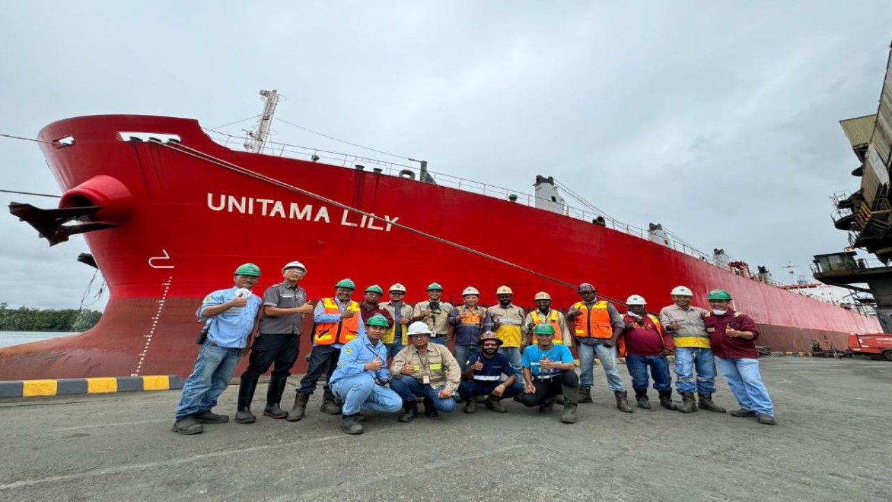 Pekerja PT Freeport Indonesia di Pelabuhan Amamapare, Kabupaten Mimika berfoto bersama pada Selasa (4/6) berlatar belakang kapal Mother Vessel (MV) Unitama Lily yang mengangkut total 22 ribu ton konsentrat tembaga/istimewa