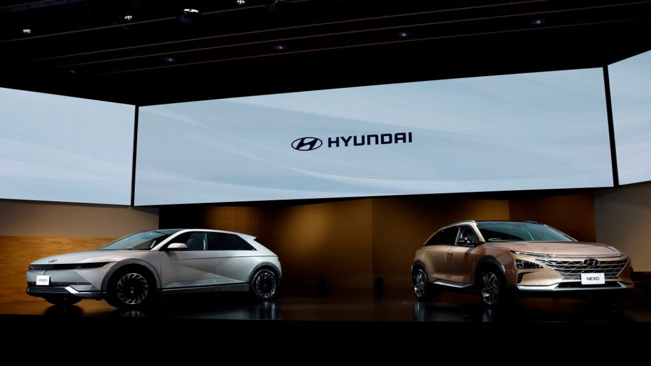 Hyundai Ioniq 5 dan Nexo ditampilkan pada konferensi pers Hyundai Mobility Japan di Tokyo, Jepang, 8 Februari 2022. (Foto: Dok/Kim Kyung-Hoon/Reuters)
