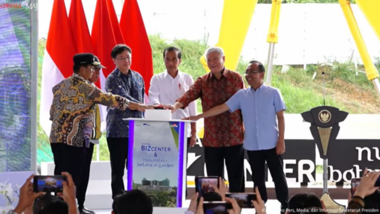 Presiden Jokowi meresmikan peletakan batu pertama atau groundbreaking proyek Astra Biz Center dan Nusantara Botanical Garden di Ibu Kota Nusantara (IKN) pada Senin (4/6/2024)/tangkapan layar Youtube Setpres