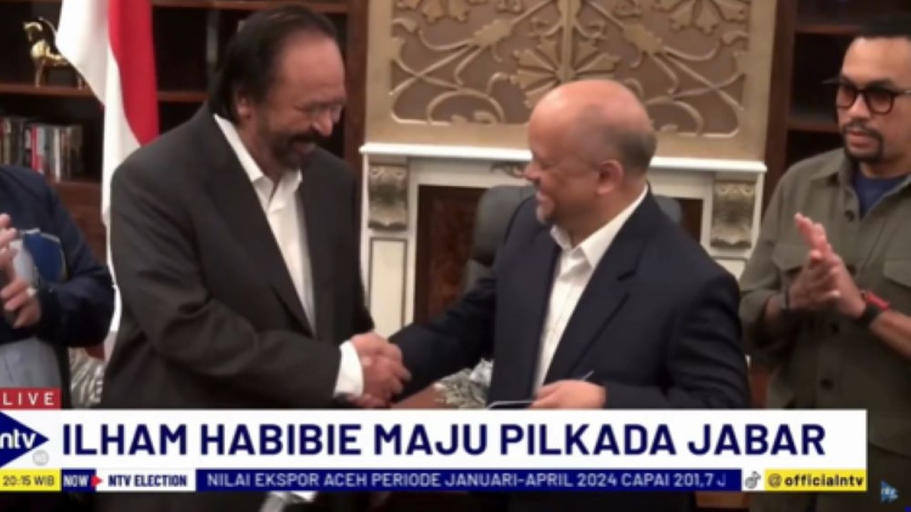Ketua Umum Partai Nasdem Surya Paloh berjabat tangan dengan putra sulung BJ Habibie, Ilham.Habibie usai memberikan rekomendasi maju Pilgub Jabar 2024/tangkapan layar NTV