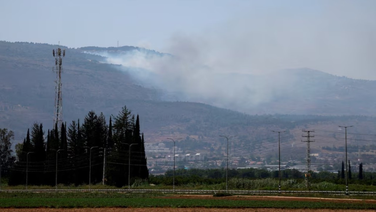 Api berkobar di perbatasan Israel-Lebanon menyusul serangan dari Lebanon, di tengah permusuhan lintas batas antara Hizbullah dan pasukan Israel, di Israel utara, pada 18 Juni 2024. (Foto: Dok/Gil Eliyahu/Reuters)