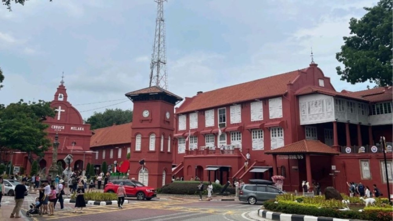 Suasana alun-alun Kompleks Stadhuys, Kota Melaka, Malaysia. Destinasi wisata yang juga dikenal sebagai Red Square Melaka ini pernah menjadi salah satu pusat perkembangan sejarah Jalur Rempah di Asia Tenggara dan masuk dalam tujuan lawatan Muhibah Budaya Jalur Rempah 2024. (Foto: Desi Diannata/NUSANTARA TV)