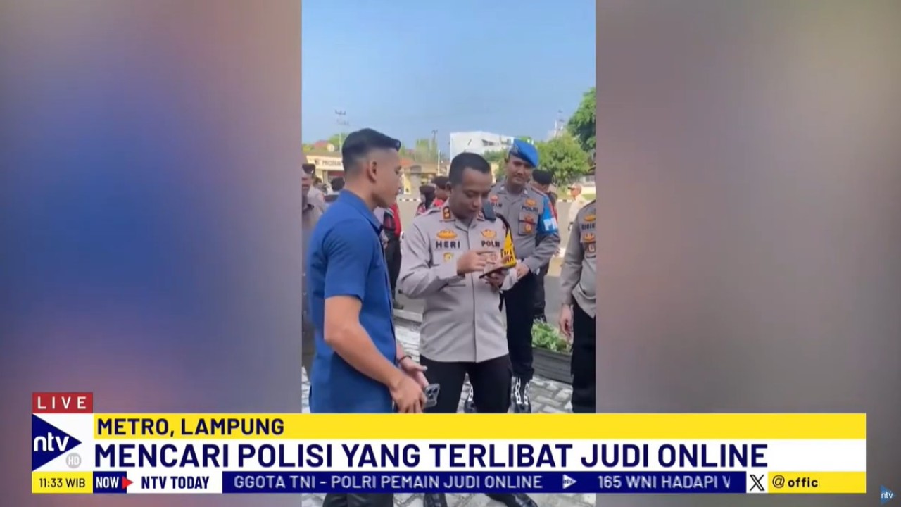 Kapolres Metro, Lampung merazia ponsel milik personelnya terkait judi online.