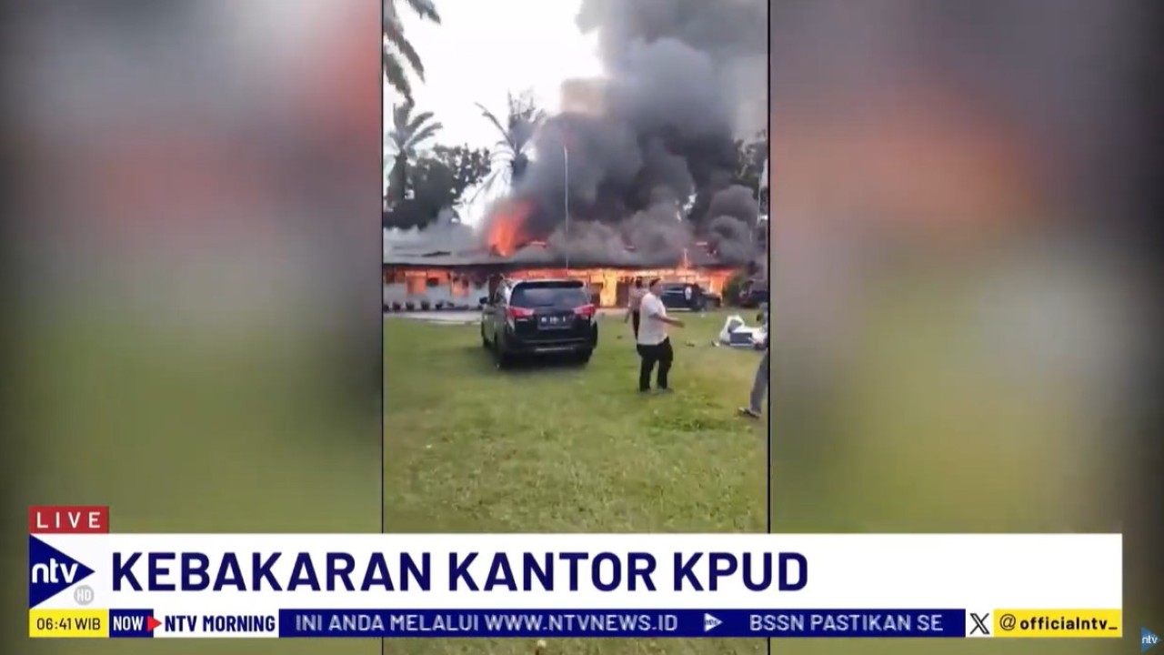 Kantor KPU Kabupaten Labuhanbatu Utara, di Jalan Serma Ghazali, Aek Kanopan, Sumatera Utara, dilanda kebakaran hebat.