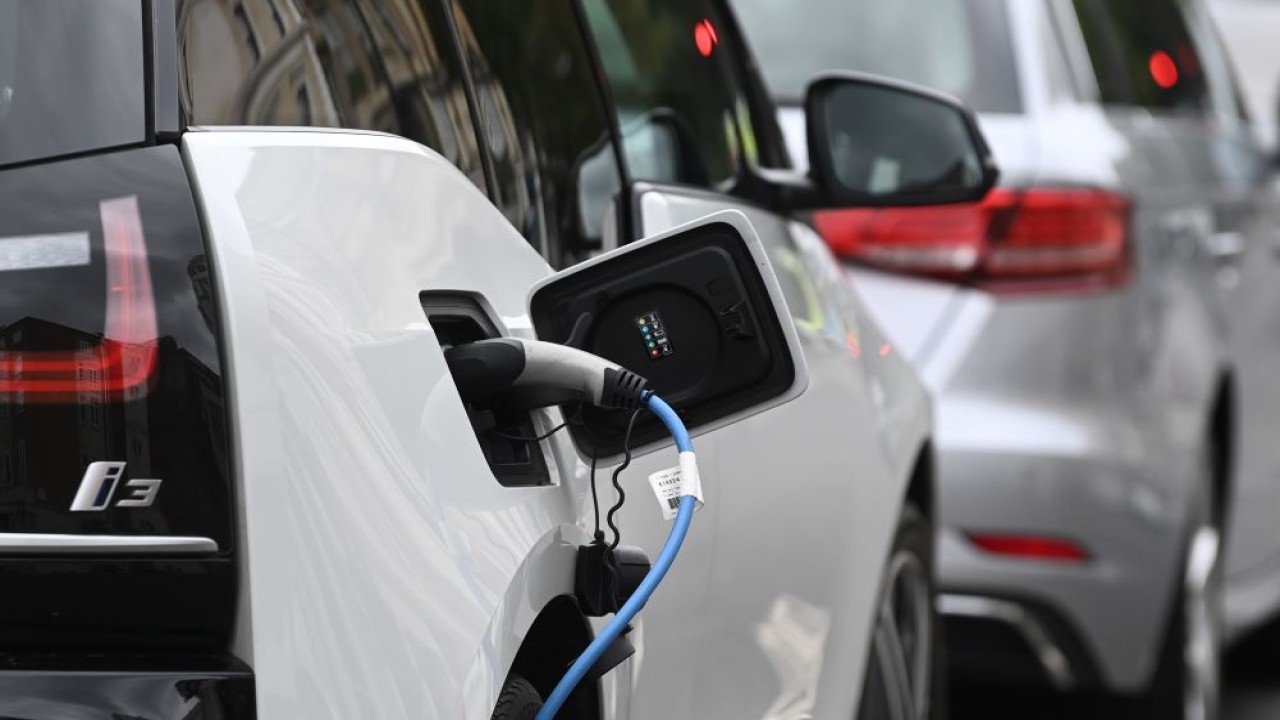 Kendaraan listrik sedang melakukan pengisian daya di pinggiran jalan Kota London, Inggris, 19 Oktober 2021. (Foto: Dok/Toby Melville/Reuters)