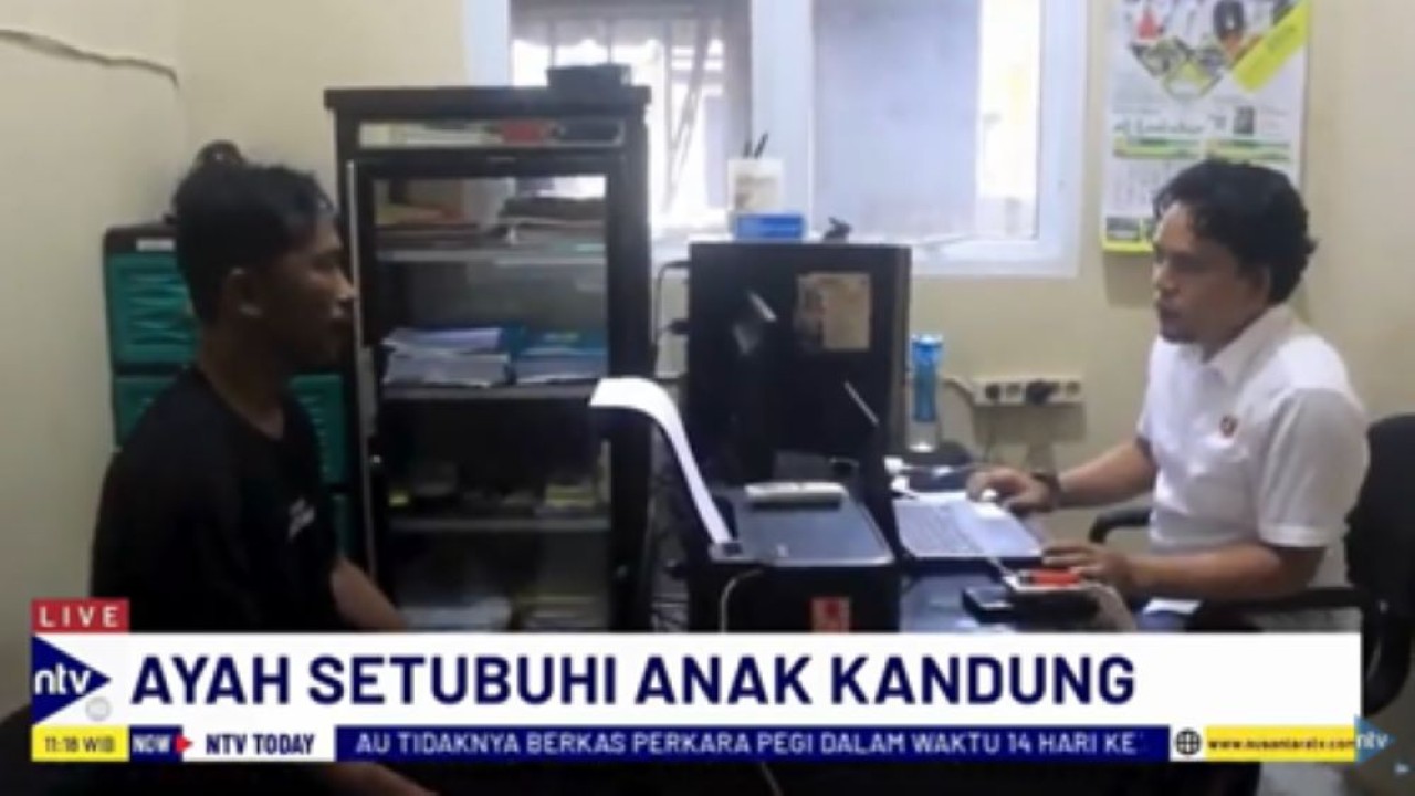 Yatino (kiri) pelaku yang tega setubuhi putri kandungnya saat diperiksa polisi Polres Lampung Timur/tangkapan layar NTV