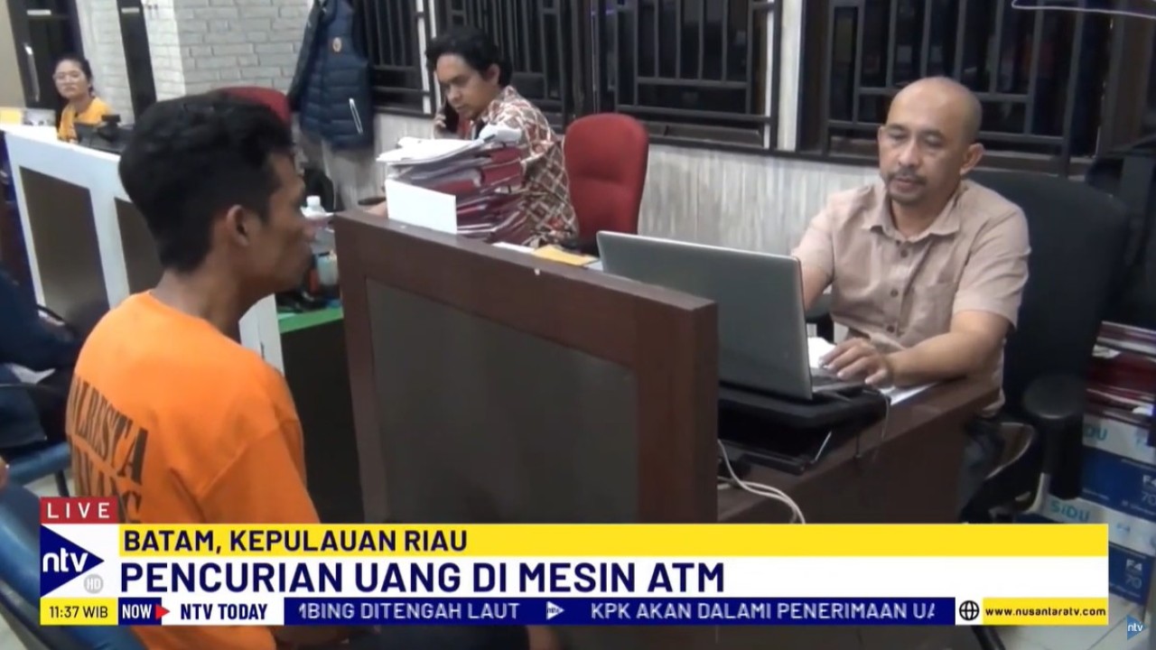 Pelaku Taufik Setiawan (27) diduga mencuri uang dari kaset mesin ATM Bank Mandiri sebanyak Rp1,1 miliar.