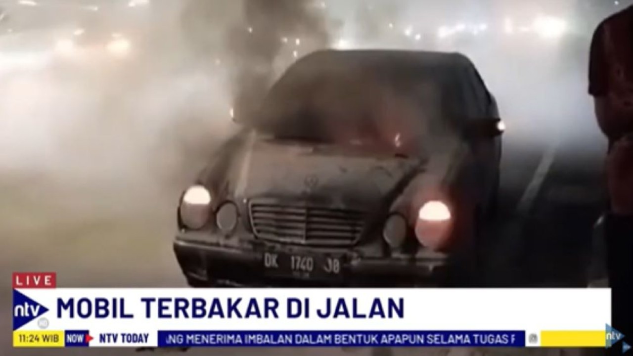 Mobil Mercy terbakar di Jalan Raya Basuki Rahmat Surabaya