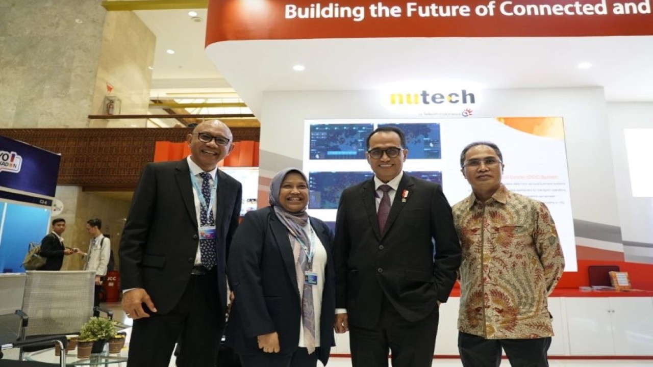 Menhub Budi Karya Sumadi (keduda dari kanan), Direktur Group Business Development Telkom Honesti Basyir (paling kanan), Direktur Utama Nutech Dina Hakiki (kedua dari kiri) dan Ketua ITS William Sabandar (paling kiri) saat mengunjungi Booth Nutech pada ITS Asia Pacific Forum 2024 beberapa waktu lalu. (Foto: Istimewa)