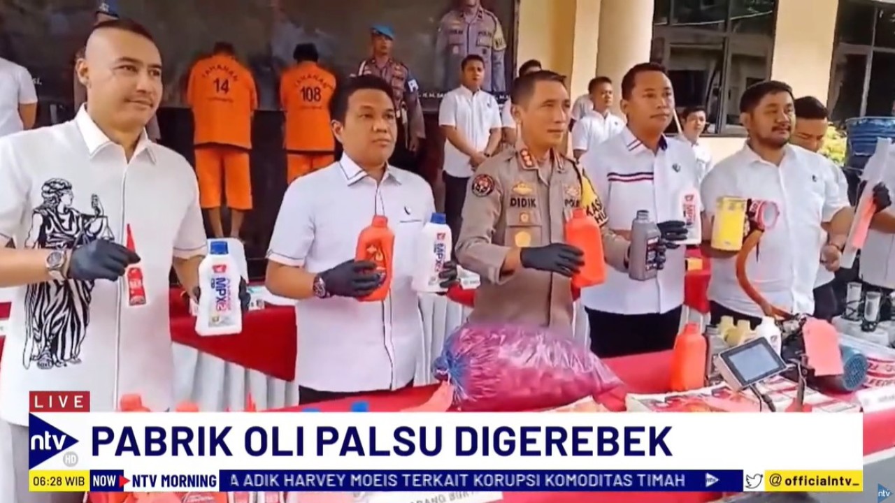 Dugaan praktik produksi oli palsu di Kabupaten Tanggerang berhasil dibongkar Polda Banten.