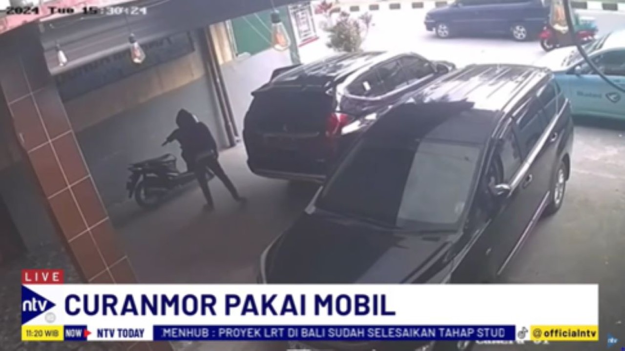 Rekaman CCTV saat pelaku pencurian motor pakai mobil mewah beraksi di Medan/tangkapan layar NTV